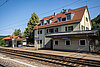Seitliche Ansicht vom Bahnhof Fichtenberg und Zuggleise.