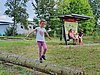 Ein Kind balanciert auf einem Baumstamm am Ostracher Bahnhof.