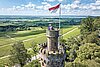 Zwei Personen genießen den Ausblick vom Aussichtsturm Heuchelberger Warte.