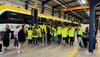 Eine Gruppe an Menschen bekommt einen Einblick hinter die Kulissen der SWEG.