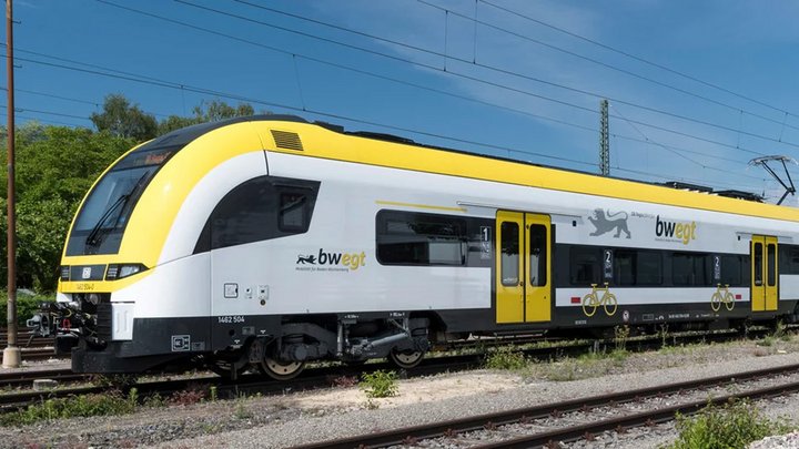 Ein bwegt-Zug steht an einem Bahnhof