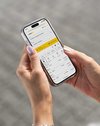 Eine Frau hält in ihren Händen ihr Smartphone, darauf ist die bwegt-App zu sehen.