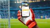 Torwart mit Handschuhen hält Smartphone mit geöffneter bwegt-App im Stadion