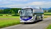 Ein Stadler-Bus fährt durch eine grüne Landschaft.