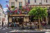 Ein Cafe in Paris, Leute sitzen draußen