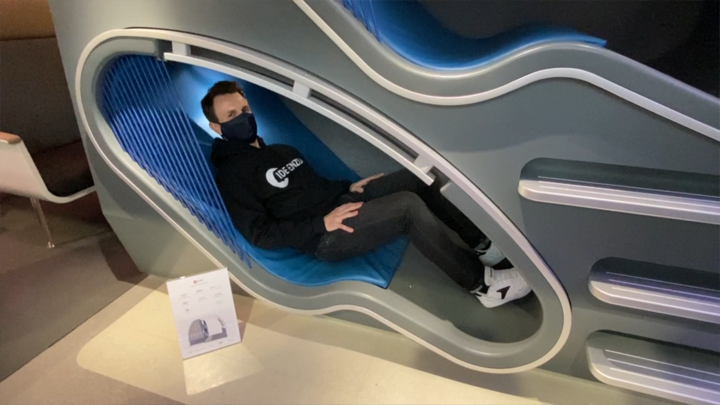 Mann liegt auf futuristischer Liege im Ideenzug.