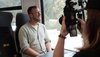 Sternekoch Sören Anders beim Videodreh in einem bwegt-Zug auf dem Weg, Gastronomie in Baden-Württemberg zu entdecken