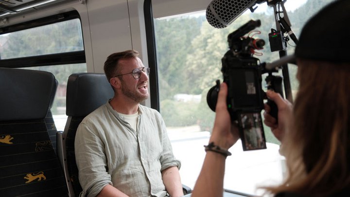 Sternekoch Sören Anders beim Videodreh in einem bwegt-Zug auf dem Weg, Gastronomie in Baden-Württemberg zu entdecken