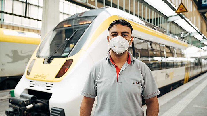 Büffeln für eine neue Zukunft: Schafft Abdalmajed die Lokführer-Prüfung?