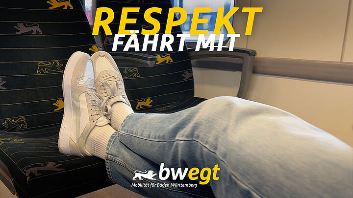 Füße auf einem Sitz in der Bahn