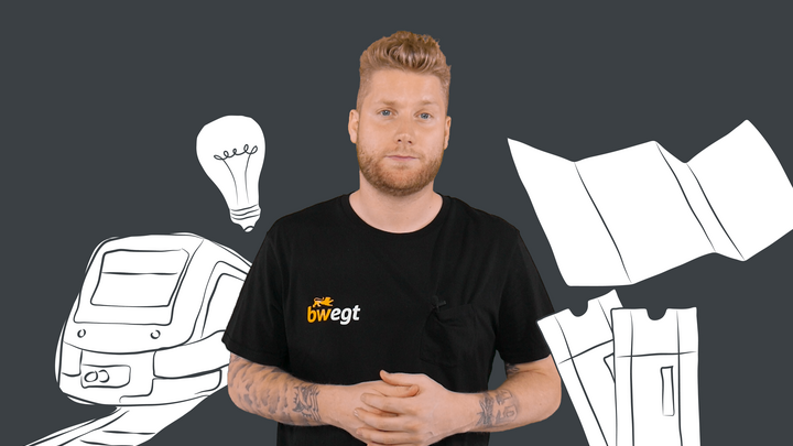 Mann steht vor einer Grafik mit einem Zug, Fahrscheinen und einer Glühbirne.