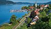 Ein bwegt-Zug fährt an einem sommerlichen Tag den Bodensee entlang.