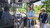 Eine Frau steigt in einen bwregiobus und zeigt mit dem Smartphone ihr Ticket vor