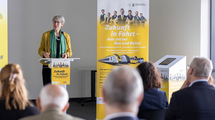 Staatssekretärin Elke Zimmer bei der Vorstellung des bwegt-Spiels