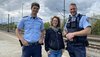 Silvi mit zwei Polizisten am Gleis