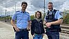 Silvi mit zwei Polizisten am Gleis