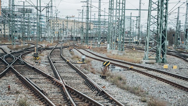 Mehrere Schienengleise kreuzen sich