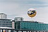 Ein gelber bwegt-Ballon mit einem Zug- und Busmotiv