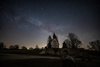 Der Lost Place Gruorn bei Nacht, die Milchstraße und weitere Sterne leuchten hell am Himmel