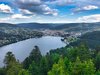 Ein großer See mit einer Stadt im fernen Hintergrund