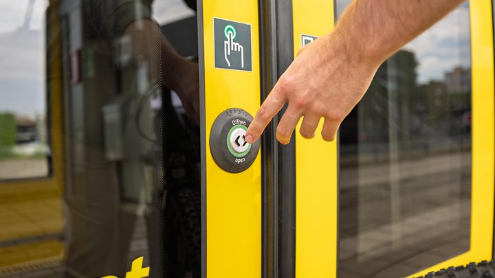 Detailaufnahme einer geschlossenen bwegt-Zugtür