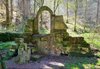 Der steinerne Torbogen der legendären Ruine Hankertsmühle mitten im Wald