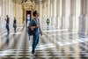 Ein Junger Mann steht in einem Museum und schaut an die Decke