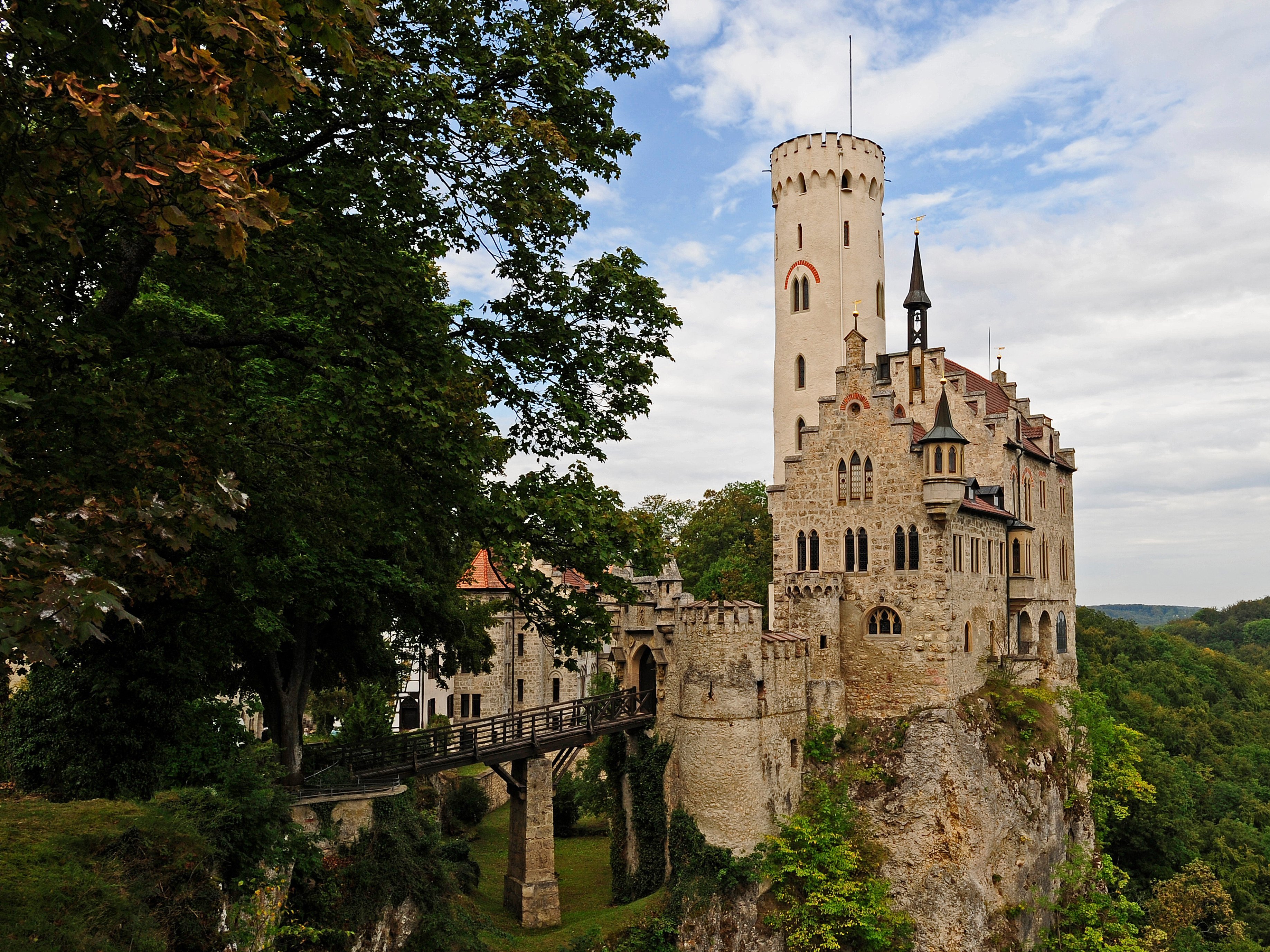 Kleines Schloss thront auf einem Felsen.