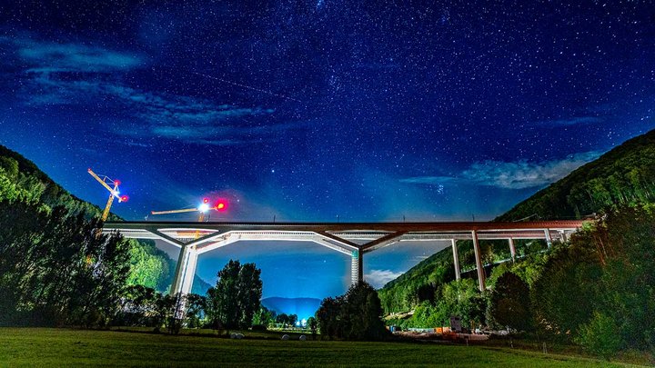 Blick von unten auf eine Brücke, über die die Neubaustrecke verläuft.