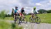 Drei Radfahrer unterwegs in der Natur