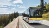 Ein bwregiobus fährt auf einer idyllischen Straße entlang