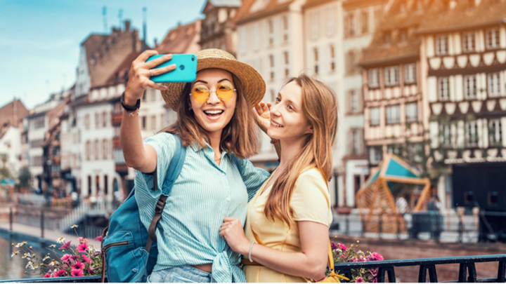 Zwei Frauen machen ein Selfie in Paris.