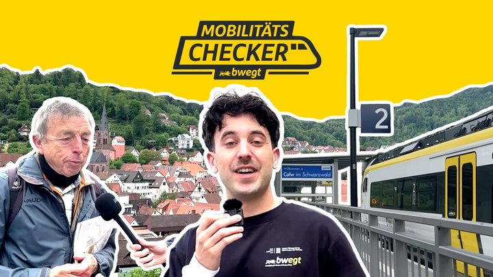 Ein Moderator mit Mikrofon und ein älterer Mann im Interview stehen vor einer Schwarzwald-Kulisse mit Bahnhof und gelb-weißem Regionalzug. Oben ist das Logo „Mobilitäts-Checker“ auf gelbem Hintergrund zu sehen.