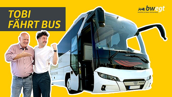 Zwei Männer stehen neben einem Bus.