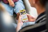 Ein Mann hält ein Smartphone in der Hand, darauf ist die App CiCoBW geöffnet