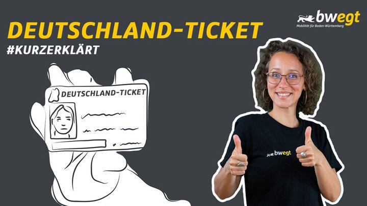 Frau mit zwei Daumen nach oben steht vor einer Grafik des Deutschland-Tickets.