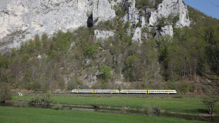 Der Freizeitexpress „Donautal“ vor einer halbbewachsenen Gebirgswand