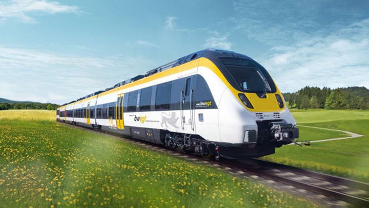 bwegt-Zug in einer grünen Landschaft