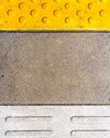 Noppen auf den Pflastersteinen der Bahnsteige.