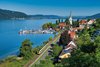 Ein bwegt-Zug fährt an einem sommerlichen Tag den Bodensee entlang.