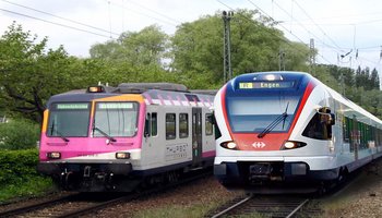 Zwei Züge am Bahnhof Singen