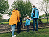 Familie mit zwei Kindern steht vor einer römischen Ruine.