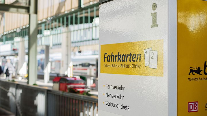 Fahrkartenautomat an einem Bahnhof