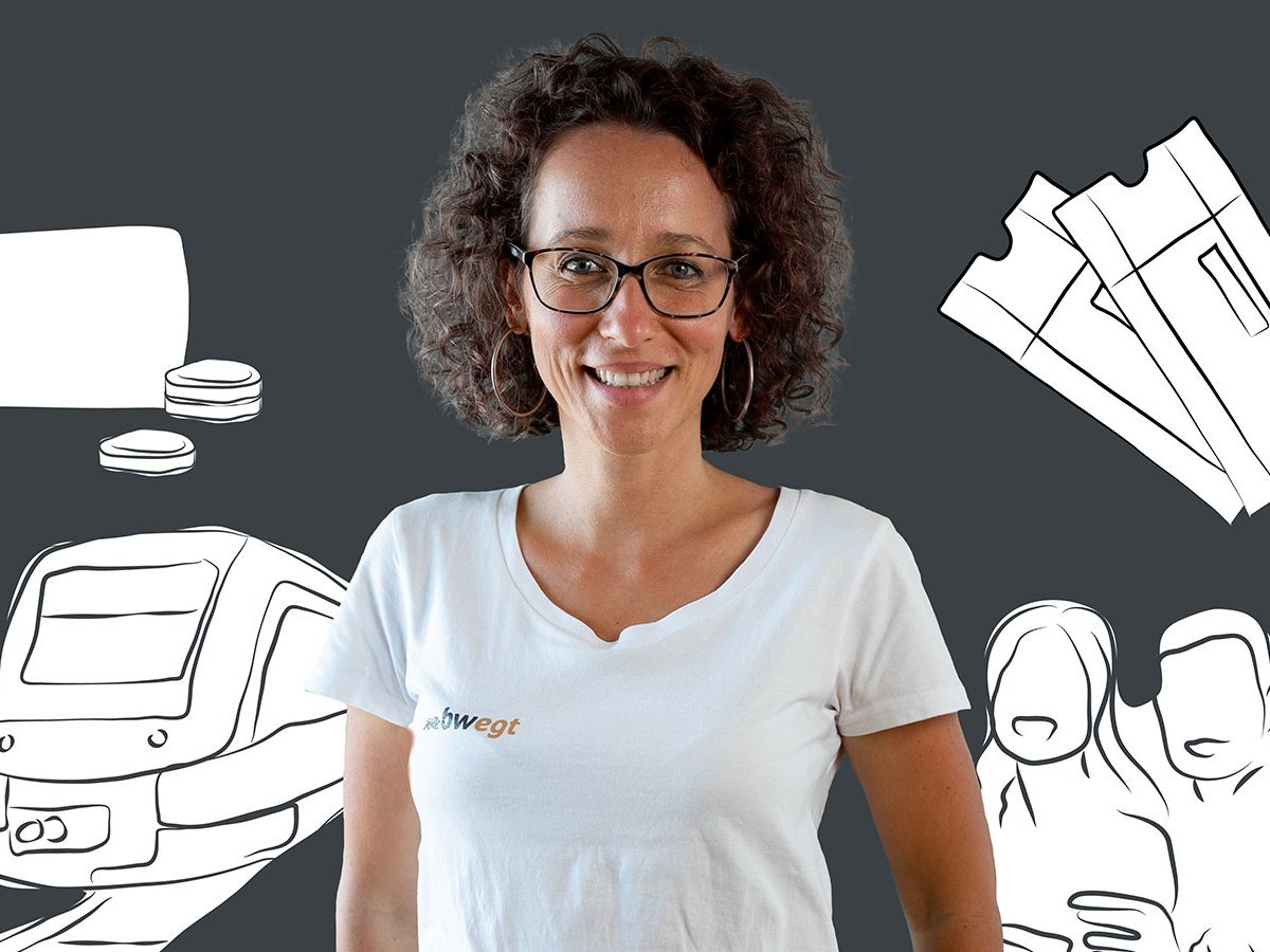 Frau steht vor einem Hintergrund bestehend aus Grafiken für Tickets, Geld und einer Bahn.
