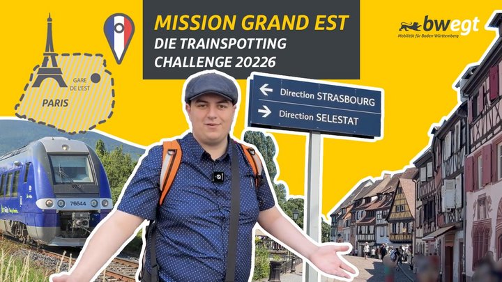as einen Mann mit Schiebermütze, Rucksack und Mikrofon zeigt. Links steht ein blauer Regionalzug, rechts sind alte Fachwerkhäuser zu sehen. Ein Straßenschild zeigt die Richtungen STRASBOURG und SELESTAT an. Eine kleine Karte in der oberen linken Ecke markiert PARIS. Das bwegt-Logo befindet sich oben rechts.