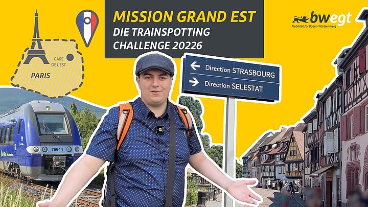 as einen Mann mit Schiebermütze, Rucksack und Mikrofon zeigt. Links steht ein blauer Regionalzug, rechts sind alte Fachwerkhäuser zu sehen. Ein Straßenschild zeigt die Richtungen STRASBOURG und SELESTAT an. Eine kleine Karte in der oberen linken Ecke markiert PARIS. Das bwegt-Logo befindet sich oben rechts.
