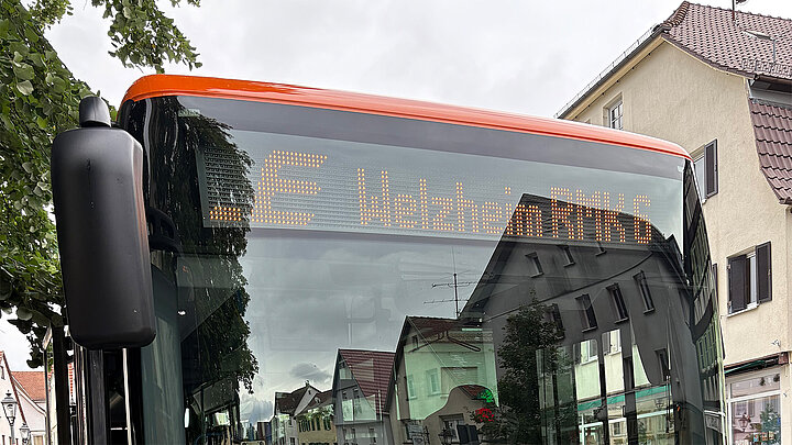 Ein bwregiobus mit der Aufschrift Welzheim auf dem Display
