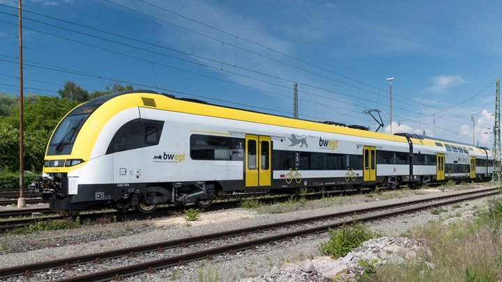Ein Siemens Desiro Zug im bwegt-Design