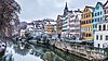 Neckarfront in Tübingen mit Schnee bestreut.