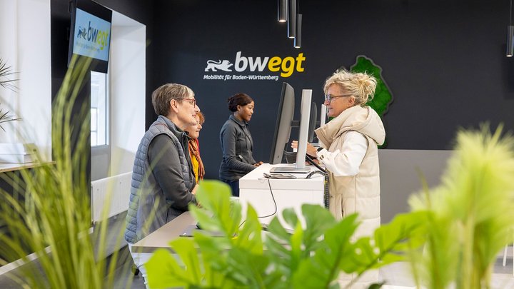 Blick ins Innere eines bestehenden bwegt-Fahrgastcenters. Ein Mann an einer Theke berät eine Frau.